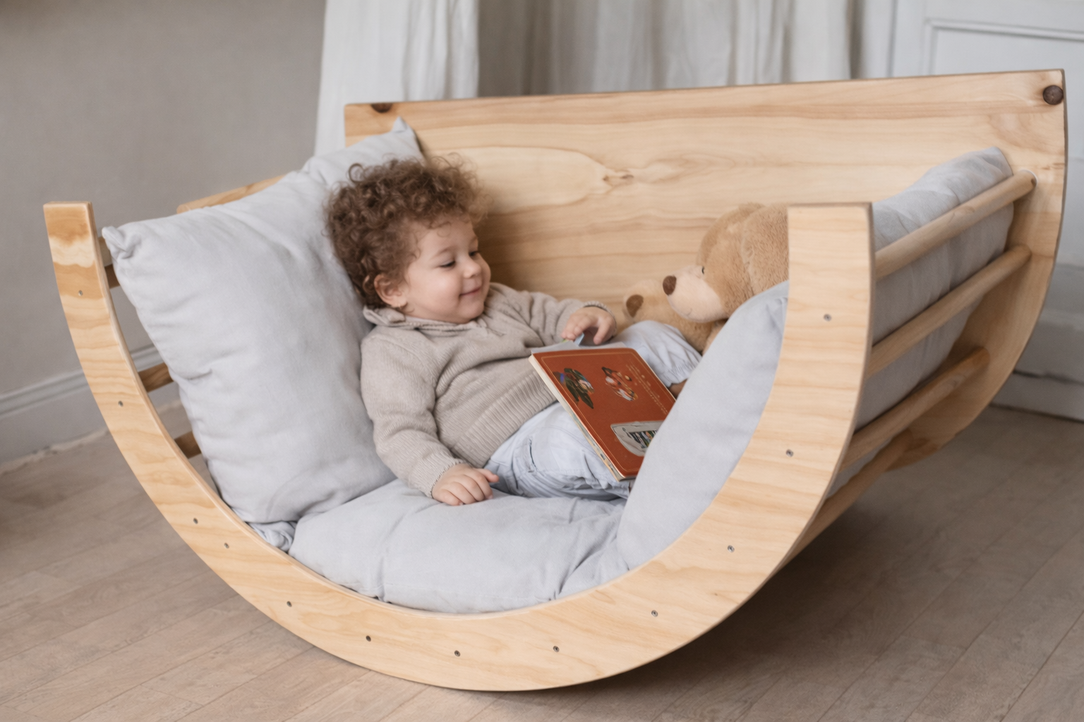 طاولة خشبية متعددة الاستعمالات